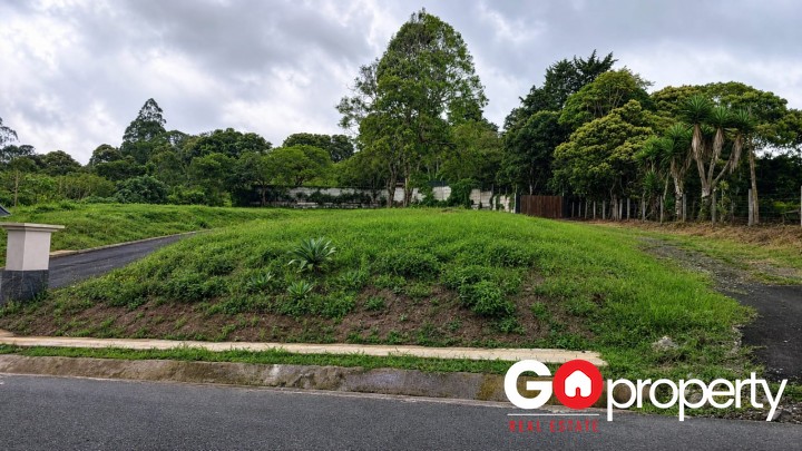 En venta lote en exclusivo residencial de 4 unidades